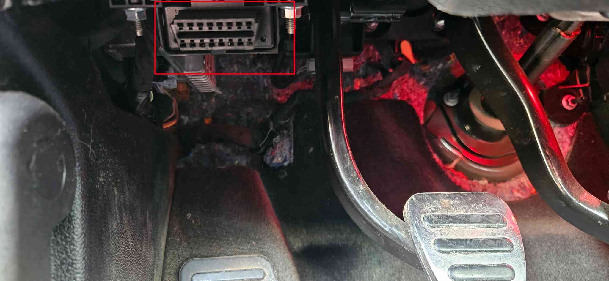 Prise de diagnostic OBD2 sous le tableau de bord d une Ford Mustang Ecoboost