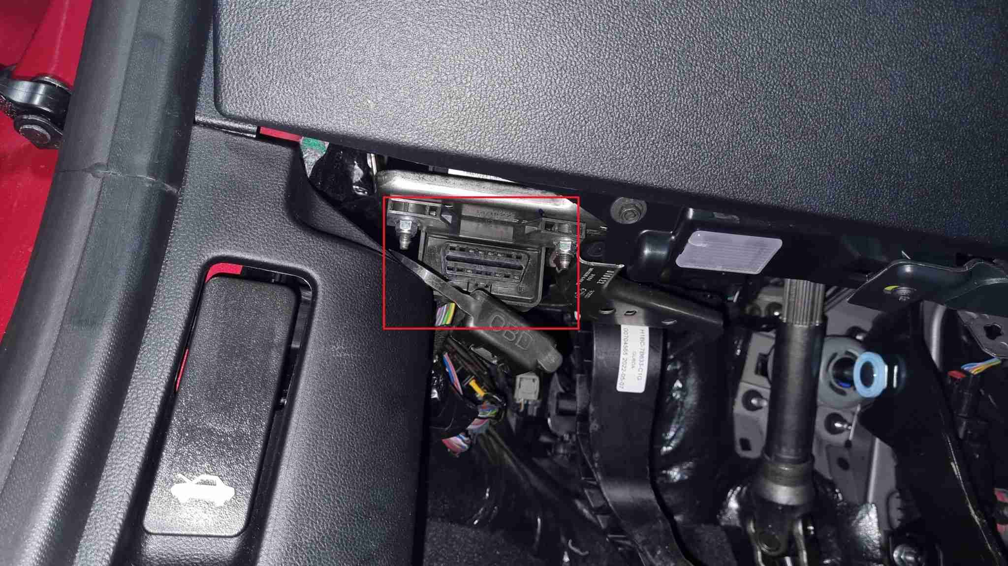 Emplacement de la prise OBD2 noire sous le tableau de bord d'une Ford Puma