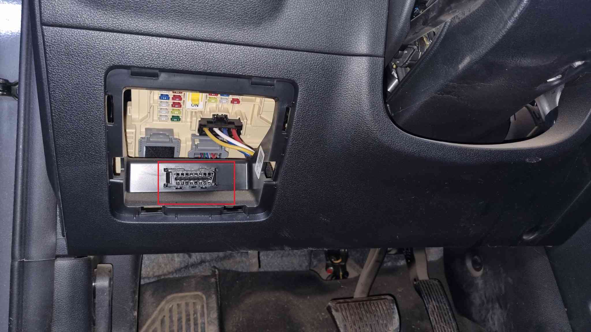 Emplacement de la prise OBD2 encadrée en rouge sur une Hyundai Kona