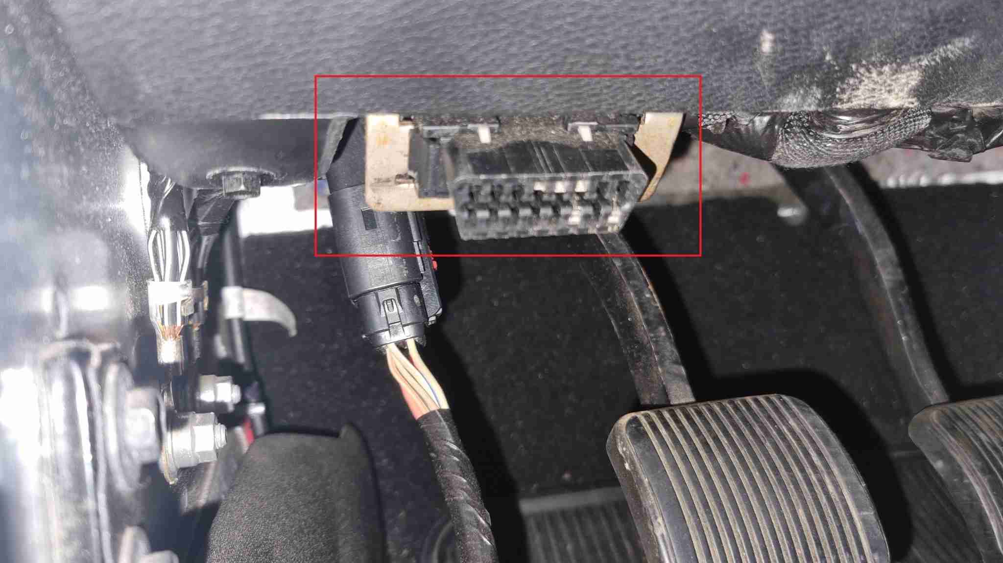 Emplacement de la prise de diagnostic OBD2 sous le tableau de bord d une Jeep Wrangler JK