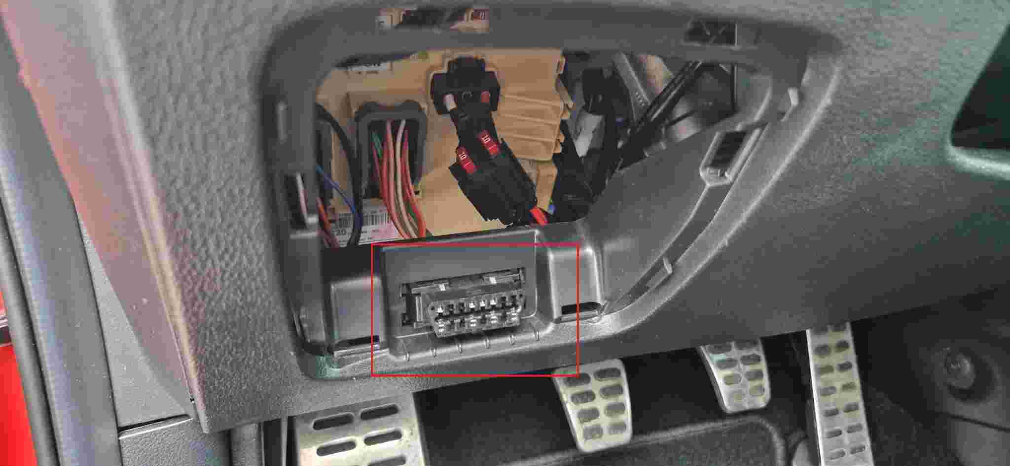 Emplacement de la prise de diagnostic OBD2 sous le tableau de bord d une Kia Ceed GT Line