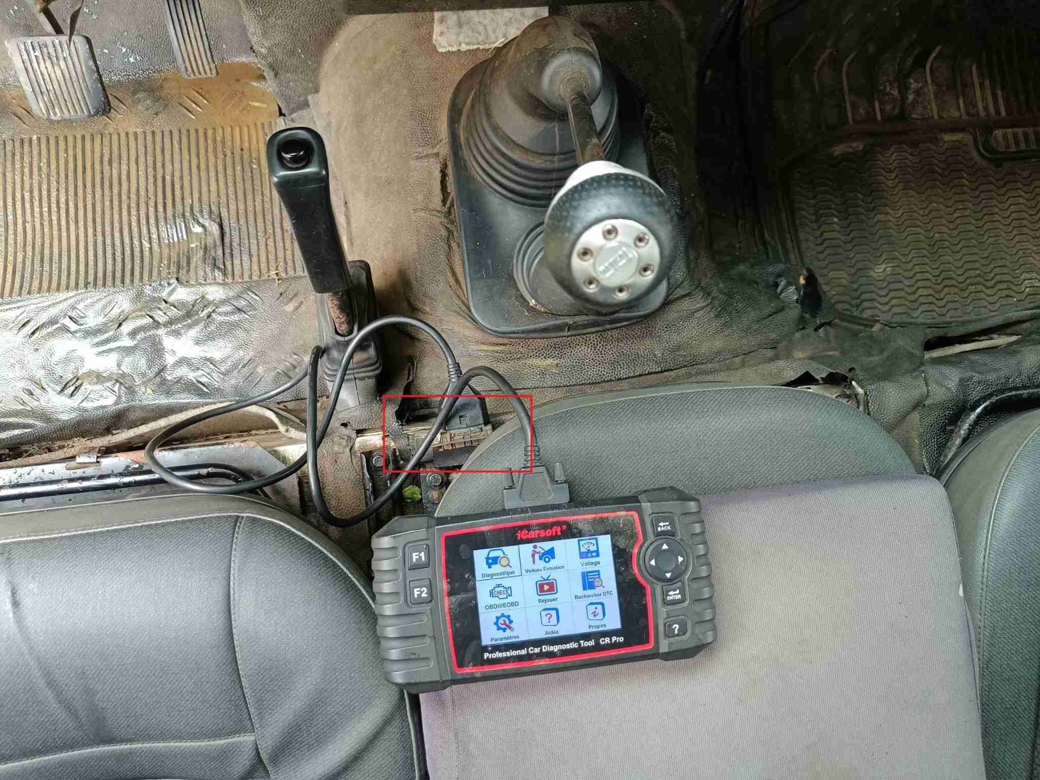 Valise iCarsoft CR Pro branchee sur la prise OBD2 d un Land Rover Defender
