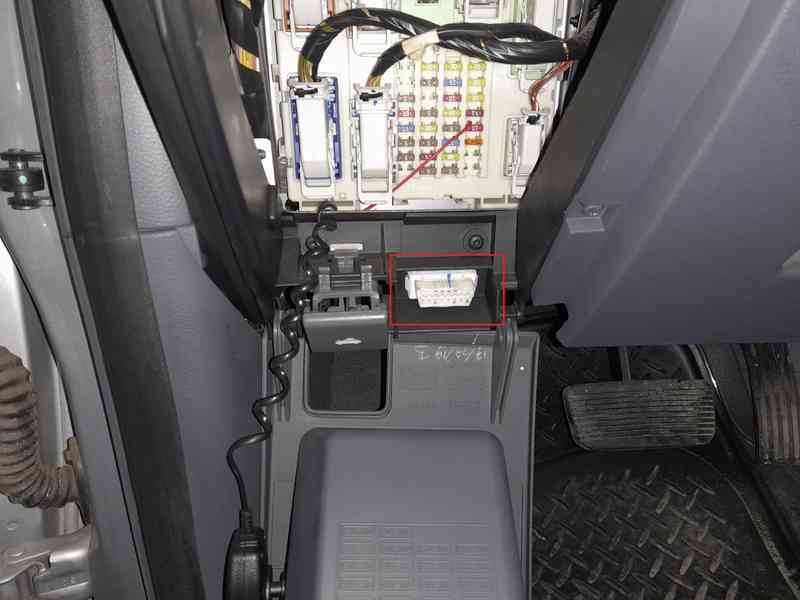 Emplacement de la prise de diagnostic OBD2 sous le tableau de bord d un utilitaire Mazda BT-50