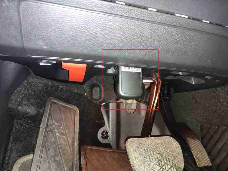 Emplacement de la prise OBD2 sous le volant d une Mercedes Classe A 180