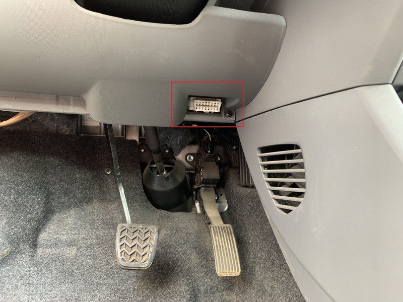 Emplacement de la prise OBD2 sur une Peugeot 107 1.0i automatique sous le volant
