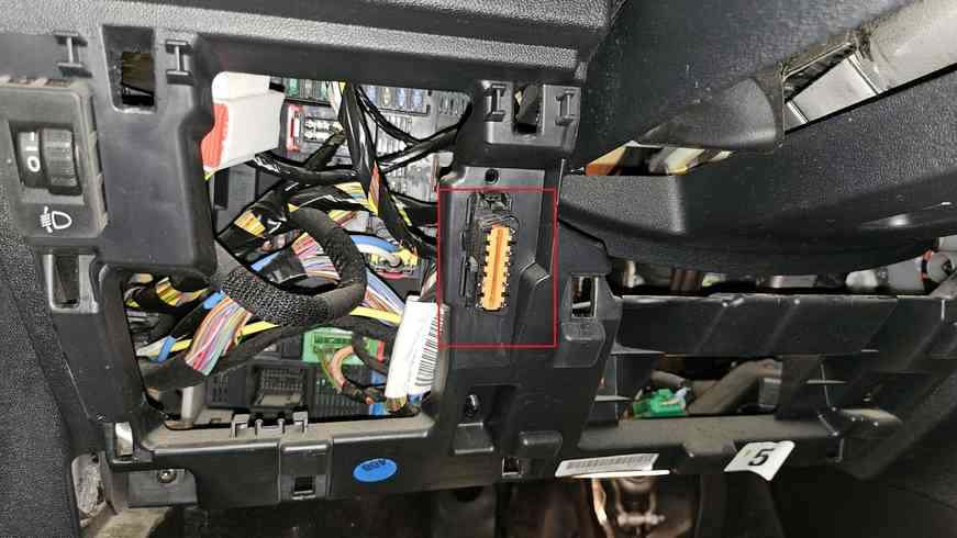 Emplacement de la prise de diagnostic OBD2 sur une Peugeot 208 GTi
