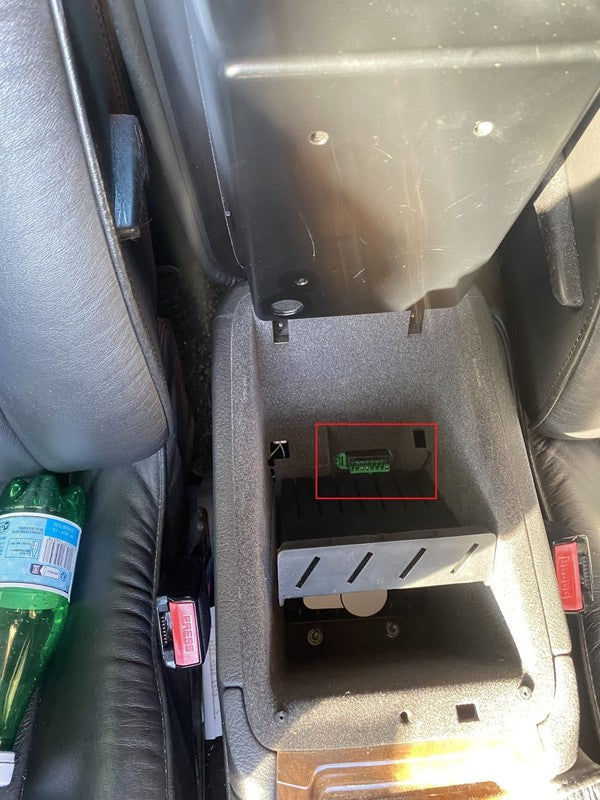 Localisation de la prise de diagnostic OBD2 verte sous l accoudoir d une Peugeot 607