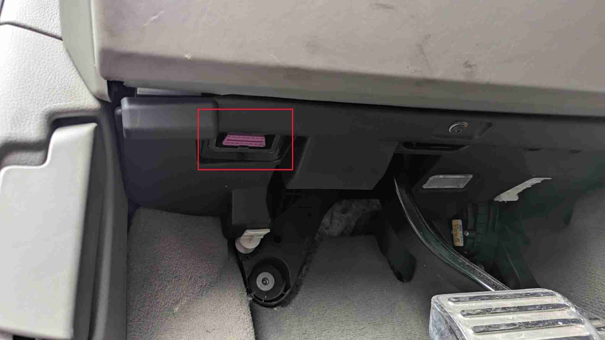 Emplacement de la prise OBD2 violette sous le tableau de bord d une Porsche Cayenne S