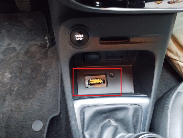 Emplacement de la prise OBD jaune située sur la console centrale d un véhicule