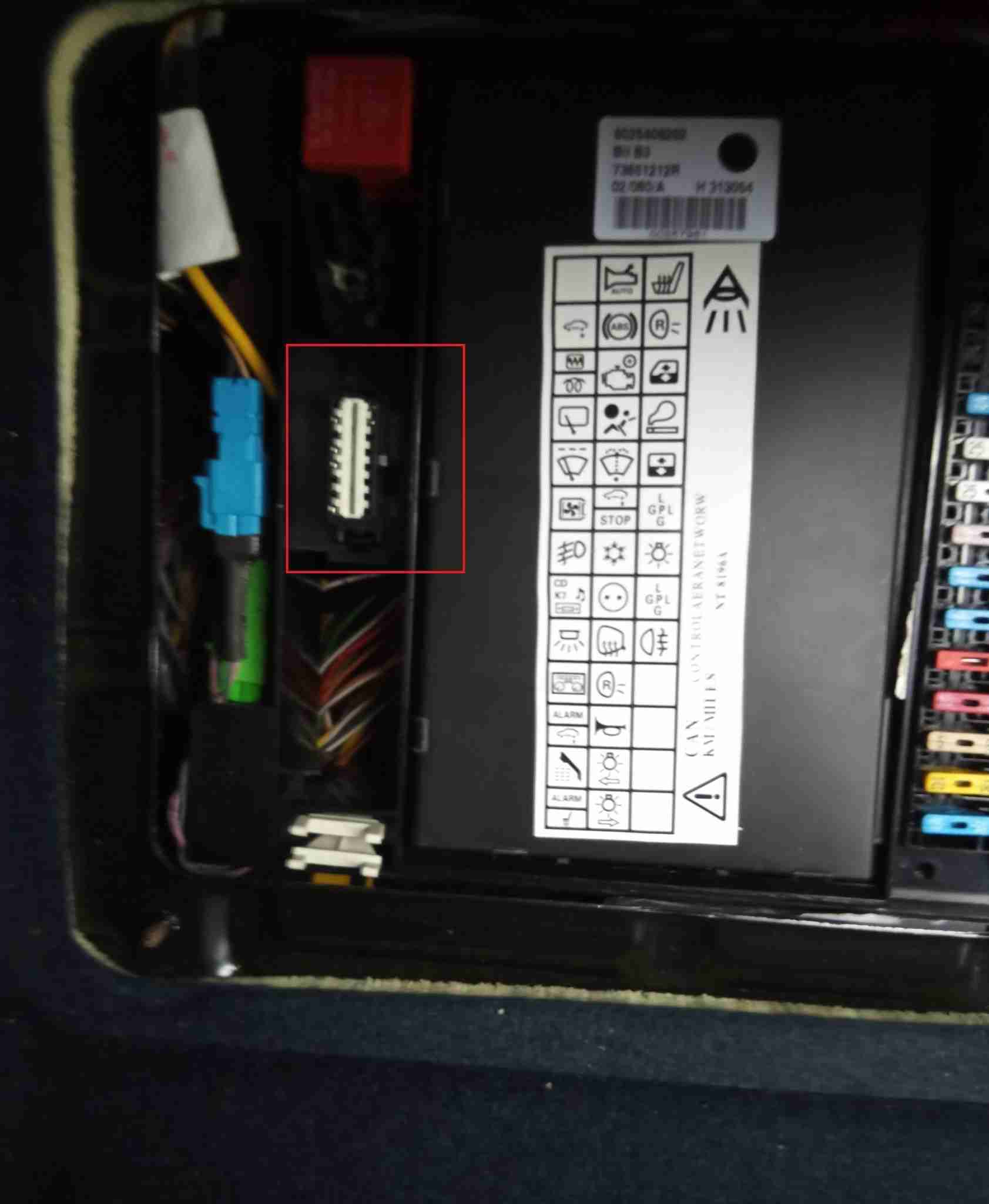 Emplacement de la prise OBD2 sur Renault Espace 3 dans le boitier fusibles