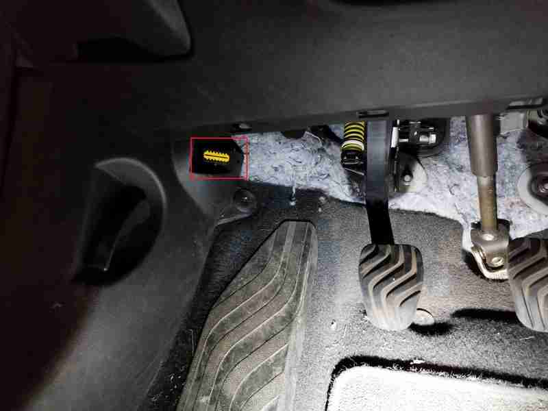 Emplacement de la prise OBD2 encadrée en rouge sur une Renault Megane 4