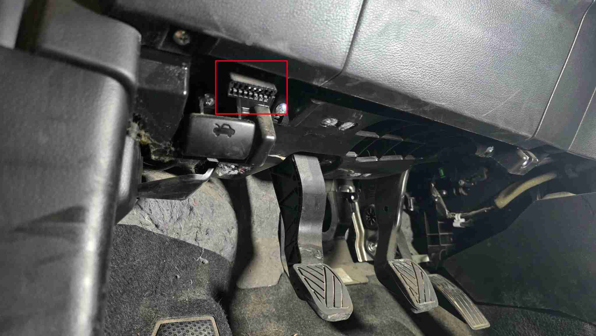 Emplacement de la prise OBD2 sous le volant d'un Suzuki Vitara