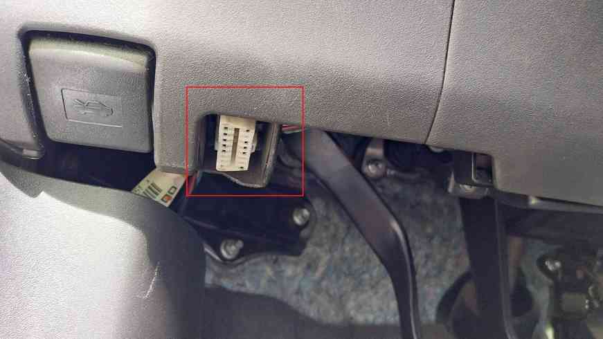 Emplacement de la prise de diagnostic OBD2 sous le tableau de bord d une Toyota Auris 2