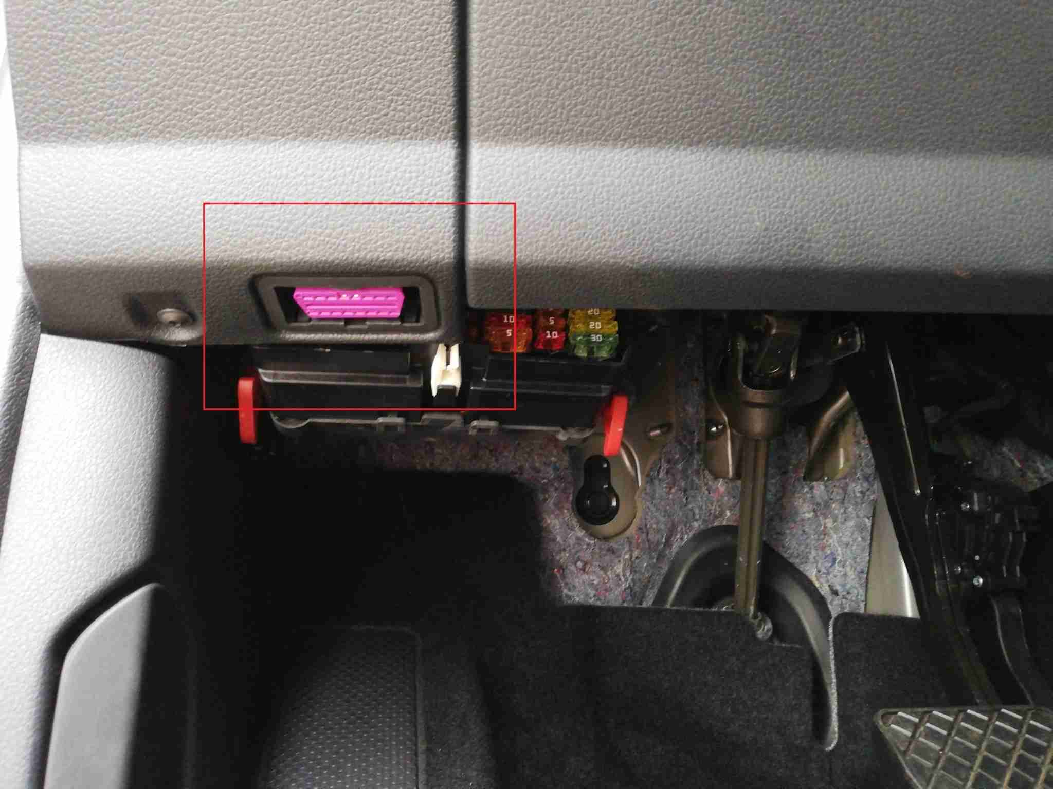 Emplacement de la prise OBD2 de diagnostic sous le tableau de bord d une Volkswagen Amarok TDI V6