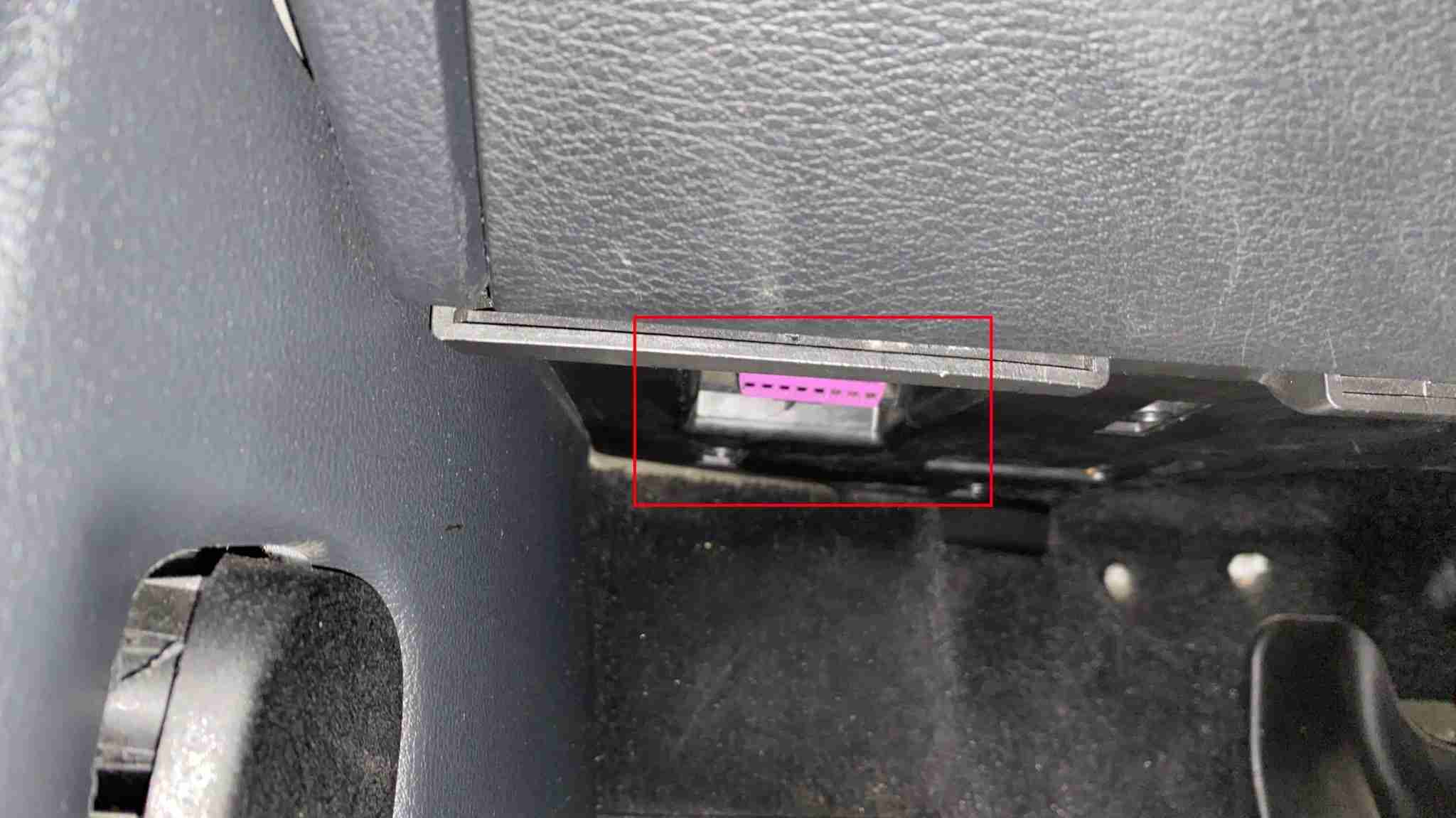 Emplacement de la prise de diagnostic OBD2 violette sous le tableau de bord d une Volkswagen Passat CC