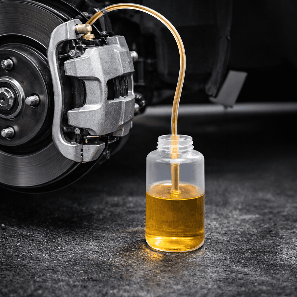Purge du liquide de frein usagé avec un tuyau transparent et un bocal