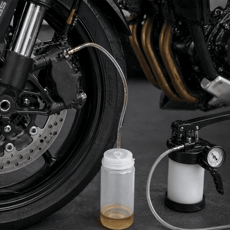 Purge du liquide de frein sur une moto équipée de l'ABS avec un purgeur à dépression