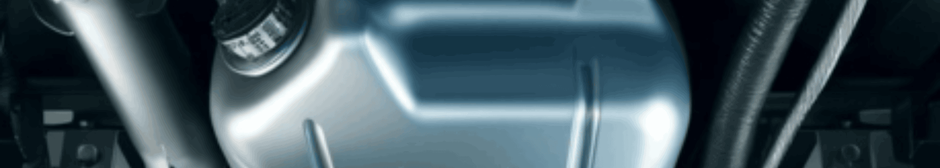 Gros plan sur un réservoir de liquide AdBlue sous le châssis d un camion poids lourd