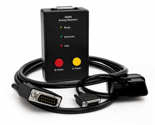 Boîtier Reset VAG Airbag noir avec deux câbles de diagnostic OBD2 sur fond blanc
