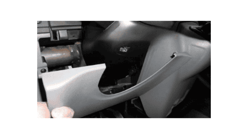 Démontage du cache de protection plastique pour accéder au connecteur OBD d un Ford Transit