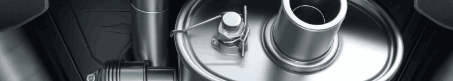 Gros plan sur un pot d echappement en inox d une voiture