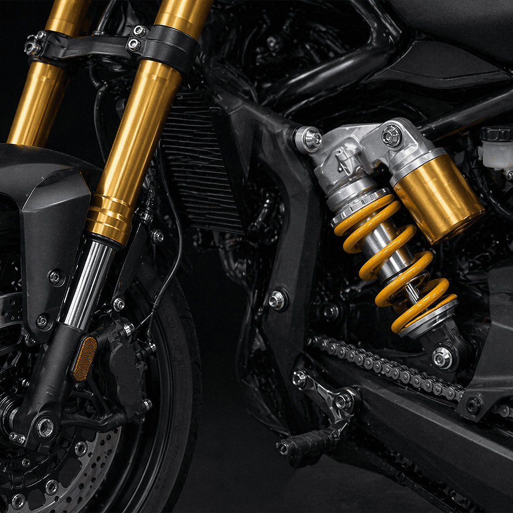 Détail technique de l amortisseur arrière jaune et doré d une moto