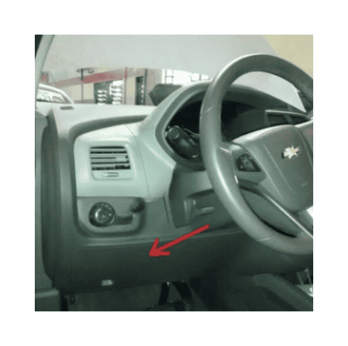 Emplacement de la prise de diagnostic OBD2 sous le tableau de bord d une Chevrolet Spin