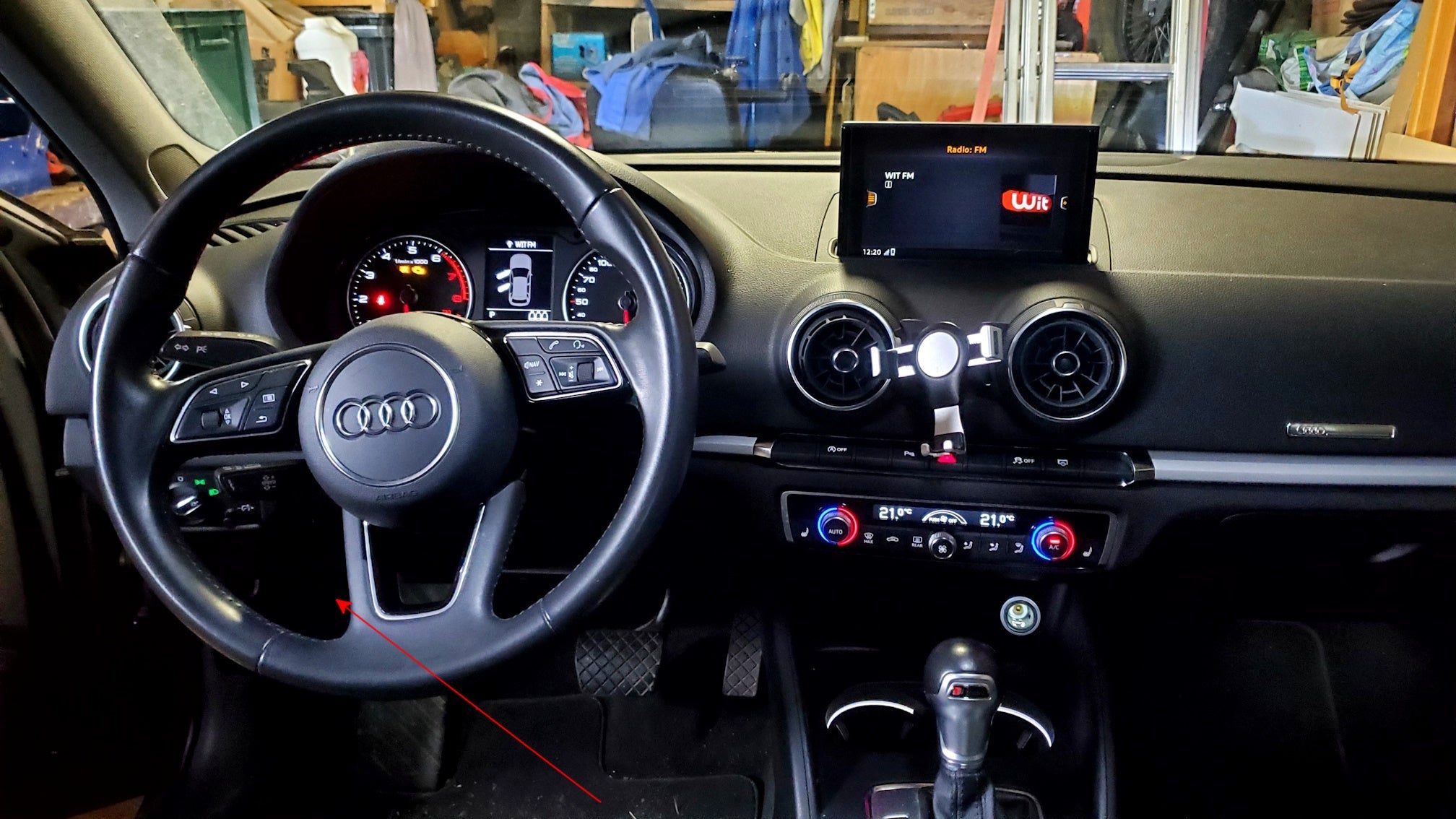 Tableau de bord et volant en cuir d une Audi A3 pour test de diagnostic auto