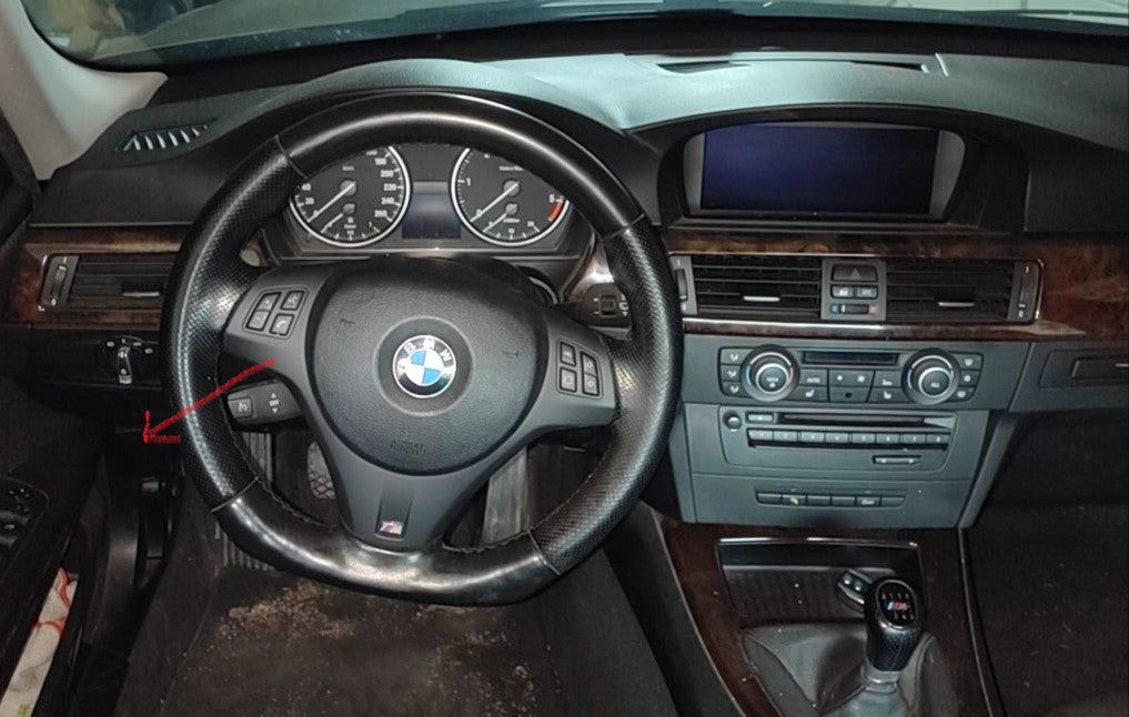Tableau de bord et volant BMW avec indicateur rouge pour le diagnostic d'un capteur