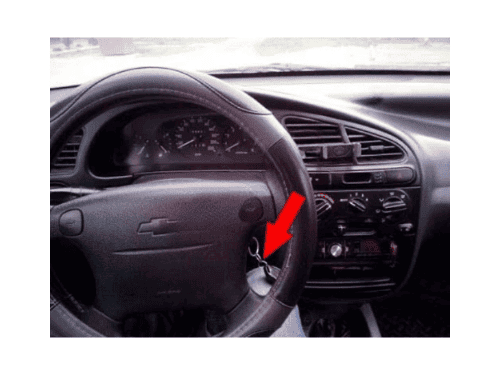 Vue interieure du volant et du neiman avec cle de contact d une Chevrolet Lanos