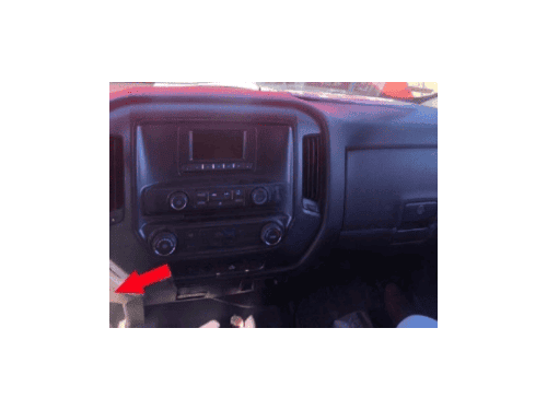 Zoom sur le tableau de bord d une Chevrolet Silverado 3 indiquant l emplacement OBD