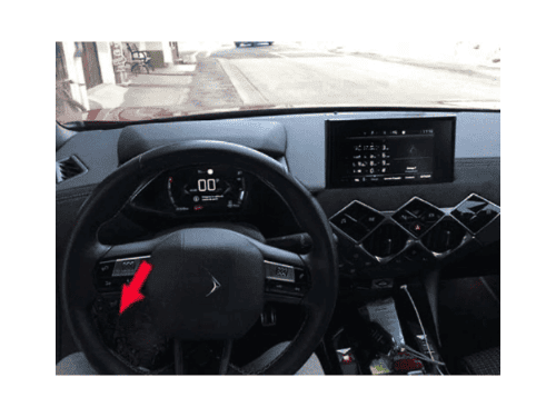 Tableau de bord et volant d'une DS3 Crossback pour diagnostic iCarsoft