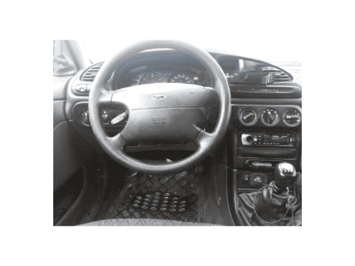 Tableau de bord et volant d une Ford Mondeo de premiere generation pour diagnostic auto