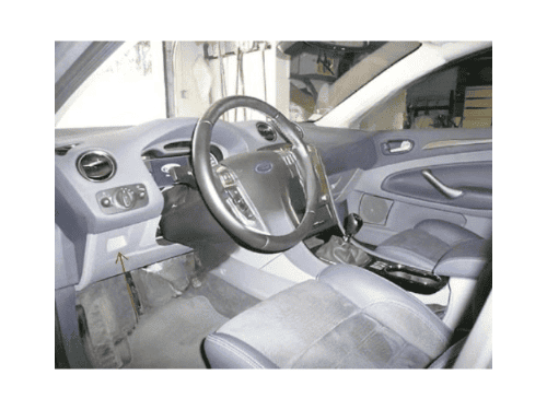 Emplacement de la prise OBD pour diagnostic sur le tableau de bord d une Ford Mondeo