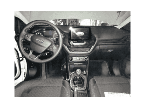 Vue interieure du tableau de bord d une Ford Puma pour diagnostic auto