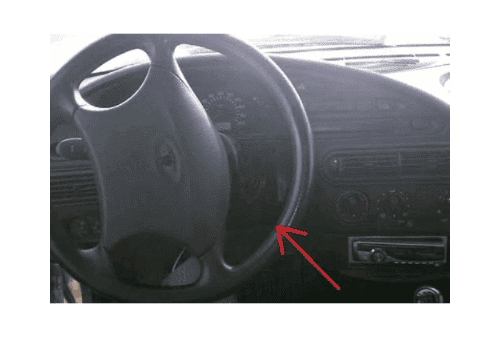 Tableau de bord et volant d une Chevrolet Niva pour diagnostic auto