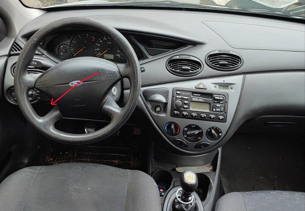 Vue sur le volant et le tableau de bord d une Ford Focus de premiere generation
