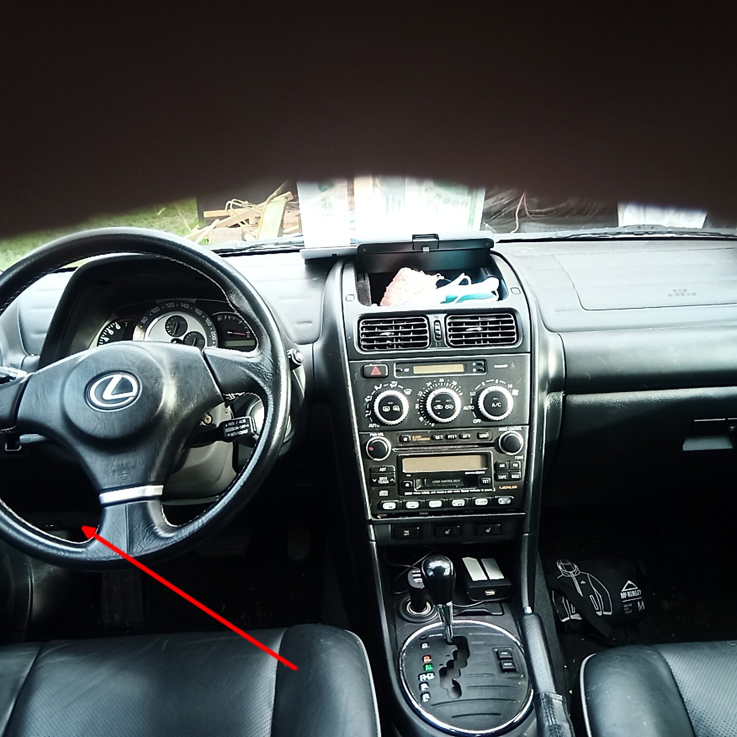 Vue intérieure du tableau de bord et du volant d'une berline Lexus IS200