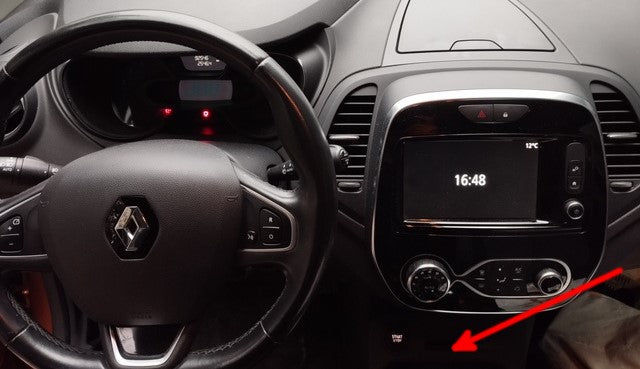 Tableau de bord de Renault Clio avec une fleche rouge indiquant le lecteur de carte de demarrage