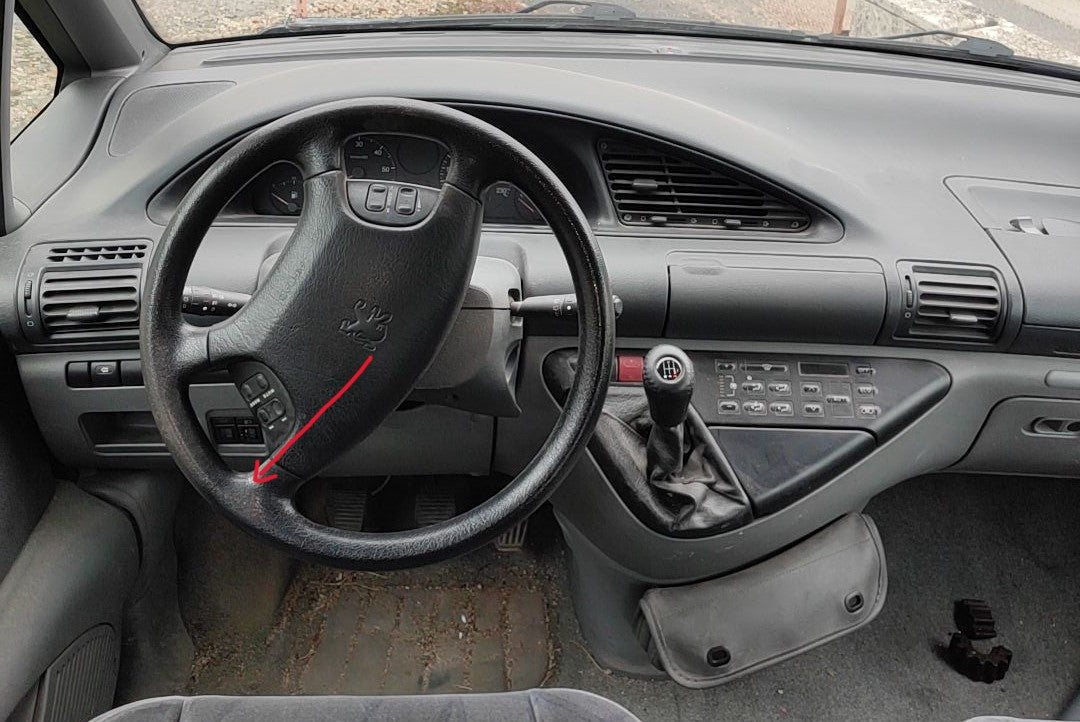 Tableau de bord et volant avec commandes d un Peugeot 806 d occasion