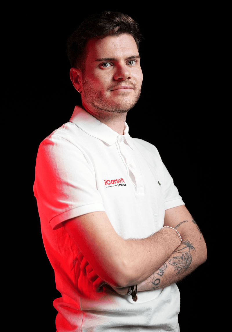 Portrait de Thomas membre de l équipe iCarsoft France en polo blanc