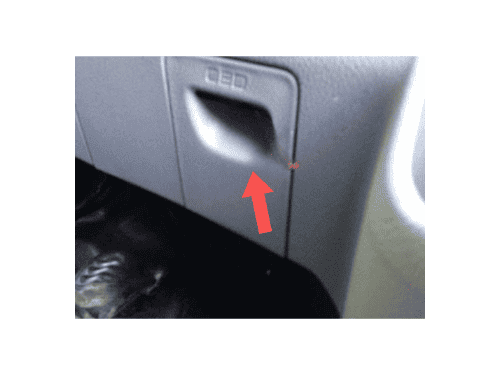 Emplacement de la trappe OBD sur un Ford Transit RHD pour diagnostic iCarsoft