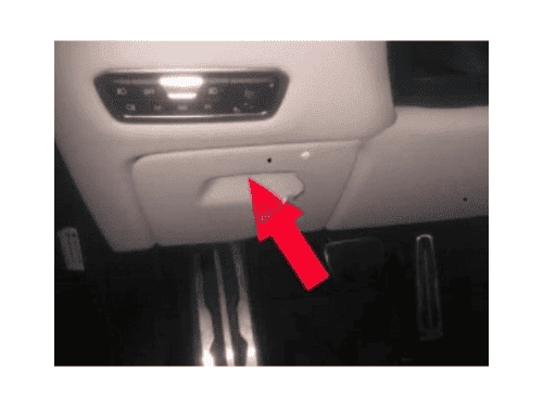 Emplacement de la trappe sous le volant d un SUV BMW X5 G05 pour diagnostic