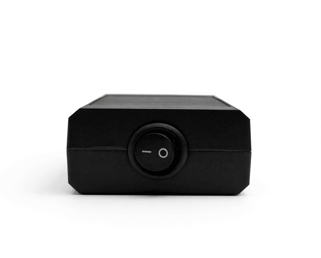 Vue arrière du boîtier VAG Drive Box montrant son bouton interrupteur sur fond blanc