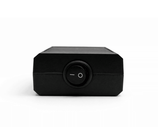Vue arrière du boîtier VAG Drive Box montrant son bouton interrupteur sur fond blanc