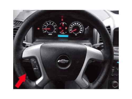 Gros plan sur les commandes au volant d une Chevrolet Captiva 1 phase 2