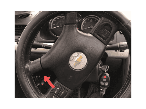 Gros plan sur le volant d une Chevrolet Cobalt avec ses boutons de commande et l emplacement OBD
