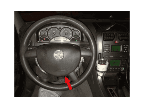 Volant d une Chevrolet Lumina avec une fleche rouge indiquant le capteur d airbag pour un diagnostic