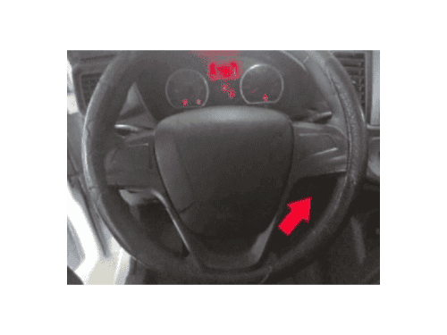 Volant d une Chevrolet N400 avec tableau de bord allume lors d un diagnostic automobile