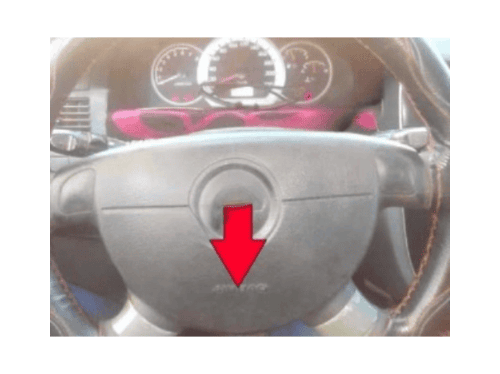 Volant de Chevrolet Optra avec flèche rouge pointant sur l emplacement du module airbag